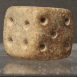 Kość do gry z terakoty znaleziona w Mohendżo Daro (Pakistan), 2500–1900 p.n.e. Oryginalne zdjęcie wykonane w Ashmolean Museum w Oksfordzie przez Zunkir, przycięte. Źródło: Wikimedia Commons, licencja: Attribution-Share Alike 4.0 International.