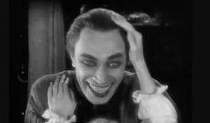 Conrad Veidt jako Gwynplaine w filmie The Man Who Laughs z 1928 roku. Universal Pictures.