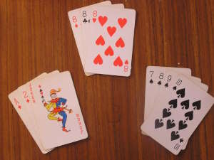 Karta joker pełniąca funkcję dzikiej karty (zastępująca trójkę karo) w grze remik. Autor: Adamt. Źródło: Wikimedia Commons, domena publiczna.